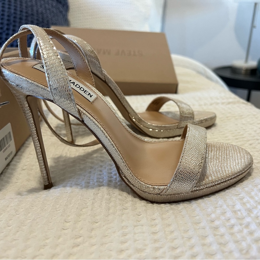 NWT Steve Madden platinum color heels, sz 7